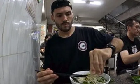 Khách Tây tự tin đi ăn quán Việt bằng tiếng Việt: Món đầu gọi sai tên, món thứ hai khiến nhân viên phục vụ “sốc“