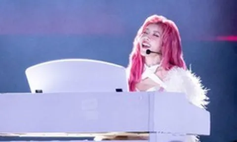 Mỹ nhân Việt khiến netizen Trung choáng váng: Lá ngọc cành vàng nhà ngoại giao, gia thế - tài năng tiểu thuyết cũng không dám viết