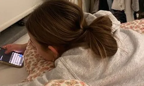 Khoảng 30 phút trước khi đi ngủ, bạn dễ tiêu tiền nhất: 3 việc nhiều người vẫn làm mỗi tối