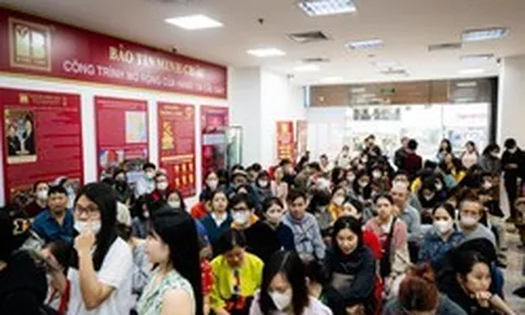 Cảnh tượng khó tin trên phố Cầu Giấy: “ATM vàng” chạy hết công suất, khách ngồi kín chỗ