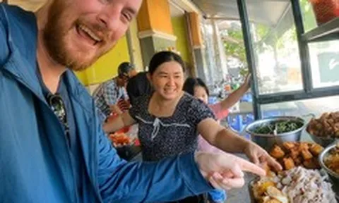 Muốn khen món ăn "rất thơm", anh Tây nói nhầm một chữ khiến chủ quán tắt nụ cười