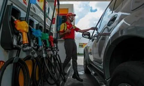 Giá xăng tại nước láng giềng Việt Nam lên sát 50.000 đồng/lít, hơn 400 cây xăng buộc phải đóng cửa