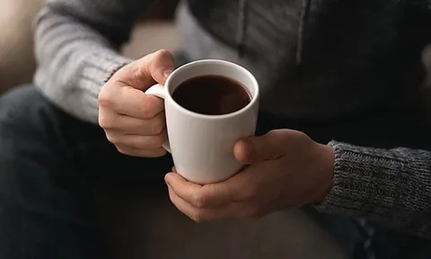 Người đàn ông 53 tuổi nguy kịch vì uống 10 ly nước mỗi ngày, bác sĩ chỉ mặt “sát thủ thầm lặng”