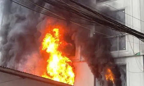 Cháy nhà 6 tầng, 2 thanh niên dũng cảm phá mái tôn cứu người