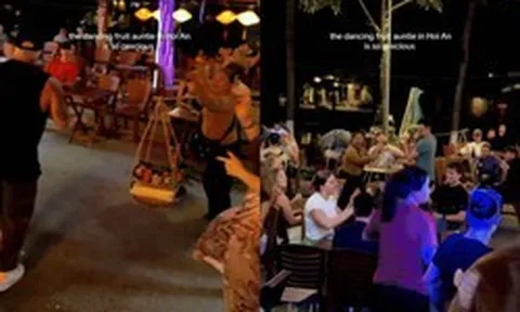 Khách Tây không ngại hình tượng, thay nhau giúp đỡ người bán hàng rong tại Hội An