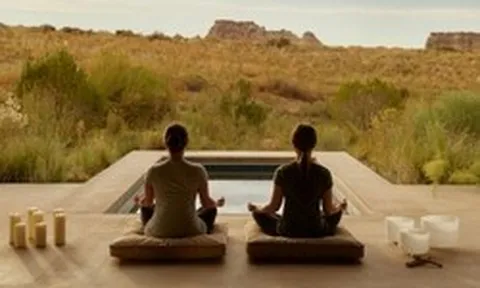 Các chị đẹp thượng lưu đang vung tiền cho 1 thứ xa xỉ vô hình: "Tắm" âm thanh từ những chiếc chuông pha lê đắt đỏ