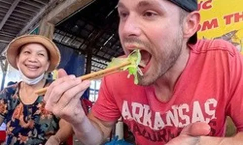 Muốn nói "Tôi ăn nhiều", anh Tây lỡ miệng thành "Tôi ăn nhậu" và cái kết khiến cả bàn cười nghiêng ngả