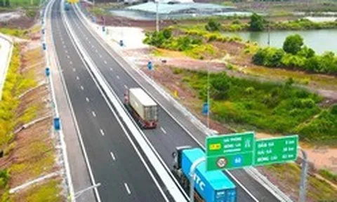 Tiếp tục bổ sung quy hoạch các tuyến đường bộ kết nối với sân bay, cảng biển