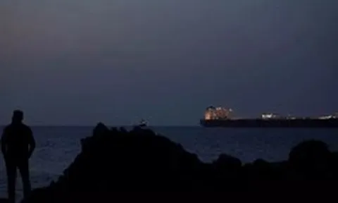 Iran soạn luật thu phí tàu qua eo biển Hormuz, châu Á chật vật trong cơn ‘khát’ dầu