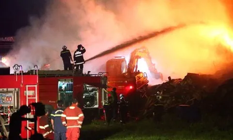 Kho nhựa gần Bệnh viện K Tân Triều bốc cháy ngùn ngụt lúc rạng sáng, 1 người tử vong