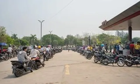 Một quốc gia Đông Nam Á đang vật lộn trong cơn 'khát' dầu: Nguồn dầu dự trữ chỉ đủ dùng trong 40 ngày, giá xăng dầu cao ngất ngưởng, tương đương 55 nghìn đồng/lít