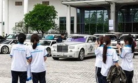 Sinh viên tại Hà Nội trầm trồ trước dàn Ferrari, Rolls-Royce và Range Rover của ông Đặng Lê Nguyên Vũ