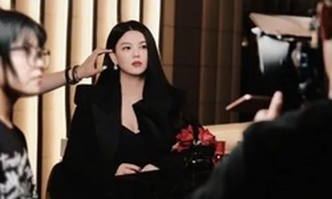 MC giàu nhất showbiz bất ngờ tái xuất cùng con gái sau 2 tháng ở ẩn vì nghi trốn thuế, gây chú ý vì 1 điều khác lạ