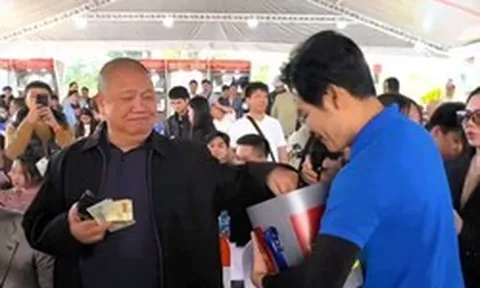 Chủ tịch Hoa Sen Lê Phước Vũ dốc hết tiền trong ví