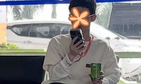 Anh trai nước ngoài cầm lon giải khát ở sân bay Nội Bài, zoom cận thì hết hồn: "Là ai đã bán cho anh thứ này?"