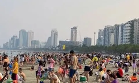 Đông nghịt người tắm biển Đà Nẵng 'giải nhiệt'