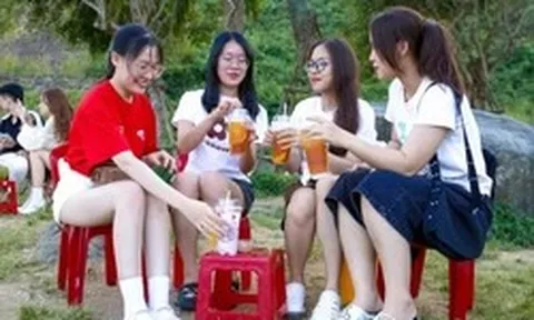 Nắng nóng gay gắt, bán đảo Sơn Trà thành điểm đến giải nhiệt của giới trẻ