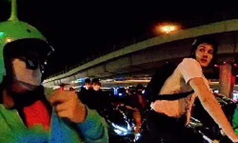 Đã shipper Việt Nam rồi còn gặp khách Tây: 2 hệ tư tưởng này mà gặp nhau thì ai chịu nổi!