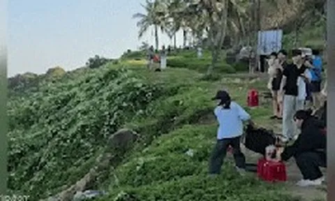 Hớt hải quăng 3 chiếc ghế xuống vực bán đảo Sơn Trà, người phụ nữ khiến du khách kinh ngạc