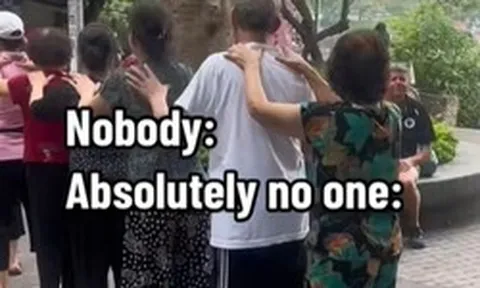 Khách Tây ở Việt Nam phải dậy lúc 5h sáng ra đường để chứng kiến điều hiếm thấy trên thế giới