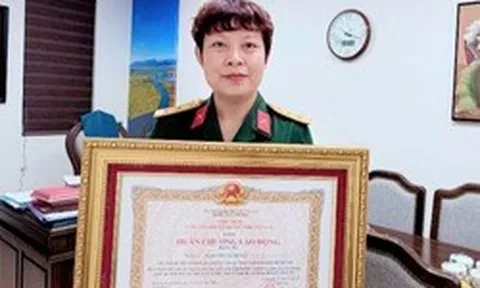 Nữ NSƯT mang hàm Thượng tá vừa nhận Huân chương Lao động hạng Ba là ai?