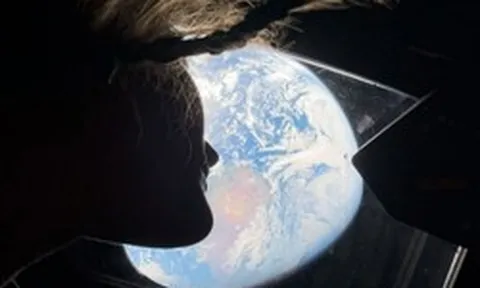 Nỗi cô độc lộng lẫy của hành tinh xanh: Những phát biểu của nữ phi hành gia duy nhất trên Artemis II khiến chúng ta bừng tỉnh