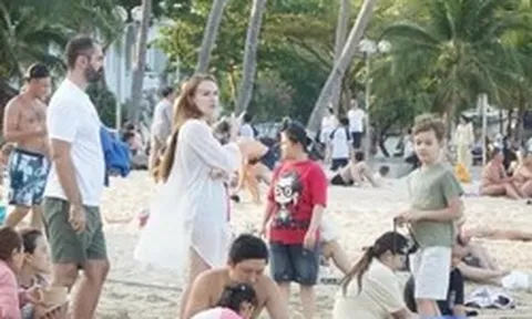 Đổ xô ra biển Nha Trang giải nhiệt