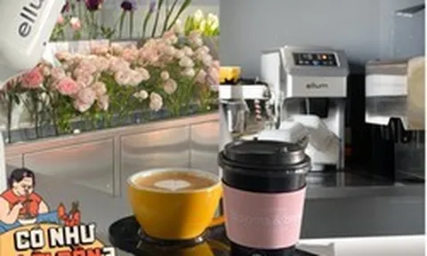 Quán cà phê "không người bán" đông nghịt ở TP.HCM: Khách chi 60.000 cho robot pha chế 2 phút, tự mua hoa qua camera AI