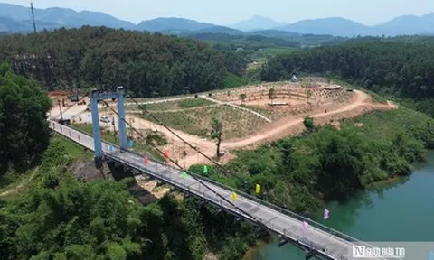 VIDEO: Thú vị những “hộ vệ gác cổng” trên cây cầu treo dẫn vào điểm check-in hút khách ở Huế