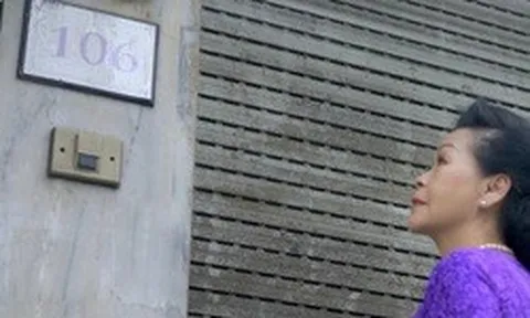Khánh Ly đứng trước nhà 106 Hàng Bông: "Chẳng có ai ra mở cửa cho tôi cả"