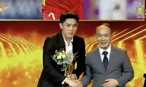 Đình Bắc diện vest bảnh bao nhận Gương mặt trẻ Thể thao của năm tại giải Cống hiến