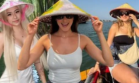 Khách Tây xếp hàng trải nghiệm "miền Tây giữa lòng phố cổ": Bộ môn thuyền thúng hot nhất hè này