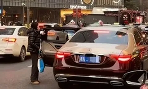 Bà mẹ đi Maybach đón con bị chụp ảnh lén, mắng "nhà giàu quê mùa": Soi giá từ đầu tới chân mà choáng váng!