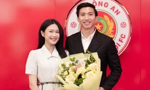 Đoàn Văn Hậu tự tung ảnh nét căng, ôm eo bà xã Doãn Hải My cực tình tứ trong ngày đặc biệt