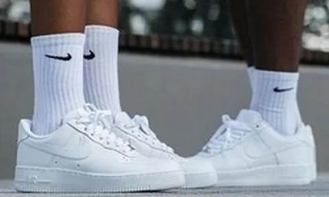 Mẫu giày "nồi đồng cối đá" từ năm 1982 bây giờ người ta vẫn đi đầy đường, thậm chí còn thành giày cưới