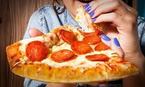 Người Việt chi 726.500 tỷ đồng vào các hàng quán: Giới trẻ "bỏ" cơm nhà, chuộng mua thức ăn nấu sẵn và dùng đồ tiện lợi