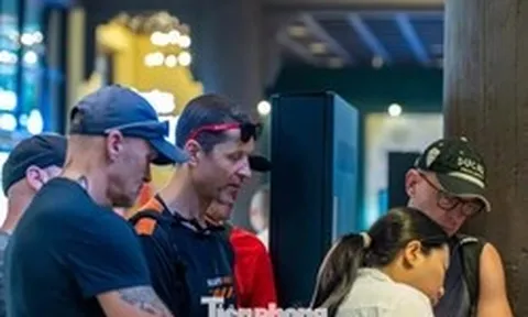 Khách quốc tế nườm nượp đến vịnh Hạ Long