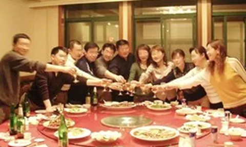 Đi họp lớp, tôi bị chế giễu vì kiếm 15 triệu/tháng: Khi con trai tôi đến đón, tất cả họ đều sững sờ