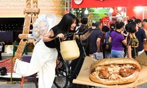Có thể gặp cả thành phố ở Lễ hội Bánh mì Việt Nam hôm nay, khách ngó lơ mọi gian hàng chỉ để chen chân mua một ổ Huynh Hoa
