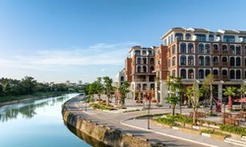 1 khách sạn ở Huế đang gây chú ý với kiến trúc lấy cảm hứng di sản từ đại nội: Chỉ cách sông Hương 5 phút đi bộ, có sân pickleball riêng tư