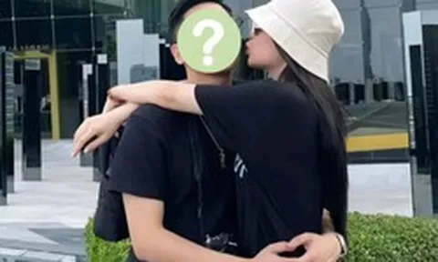 Nam ca sĩ Việt bị khui ảnh du lịch cùng vợ ngoài ngành