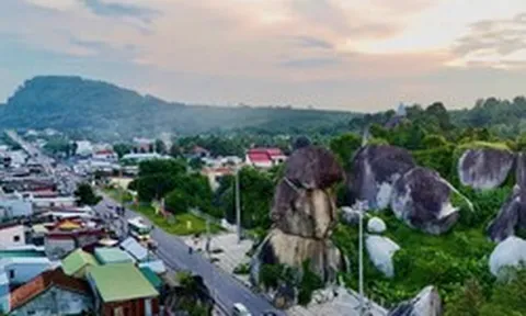 Việt Nam có hòn đá niên đại triệu năm cạnh đường lớn: Ở nơi sắp lên thành phố trực thuộc Trung ương