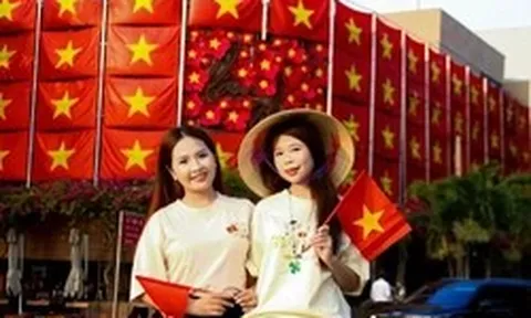 Những 'tọa độ check-in' rợp bóng cờ hoa thu hút bạn trẻ Đà Nẵng dịp 30/4