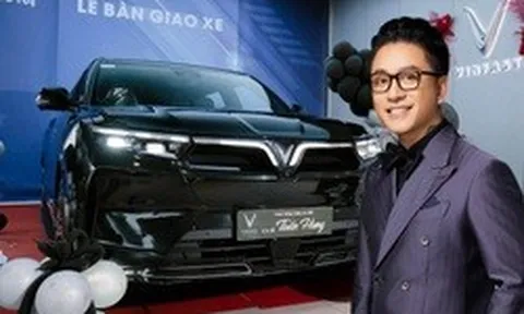 Tuấn Hưng chốt thêm VinFast VF 9 thứ 2 với màu tương phản chiếc đầu được vợ tặng