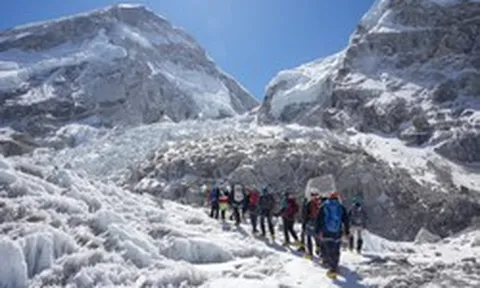 Khối băng chặn đường khiến hàng trăm người mắc kẹt tại Everest