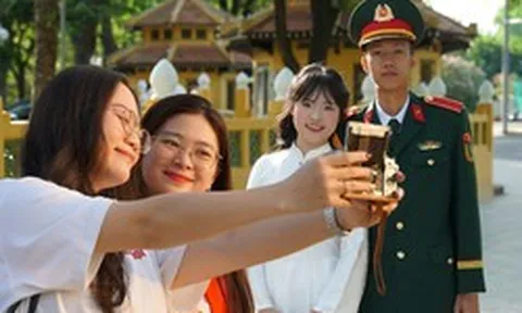 Từ Hải Phòng, Quảng Trị ra Hà Nội: 5h sáng dậy makeup, 7h có mặt ở Lăng Bác, 3 ngày khám phá hết thủ đô