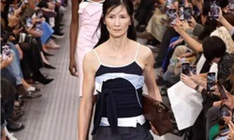 Mẹ 7 con thành người mẫu Chanel ở tuổi 60: Hành trình vươn lên từ tuổi thơ cơ cực