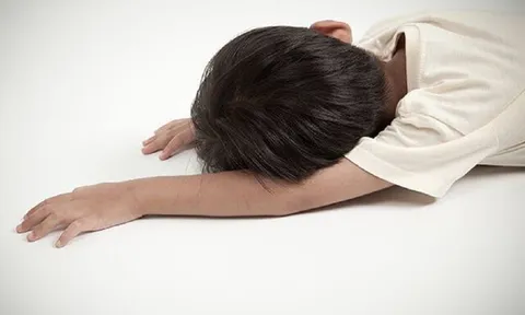 Khoảnh khắc nghẹt thở: Bác sĩ giành lại sự sống cho bé ngừng tim vì điện giật trên bãi biển