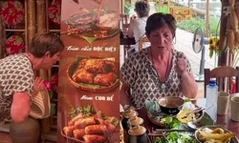 Nữ du khách Pháp "lạy" chủ quán sau khi ăn được món quá ngon ở Hà Nội