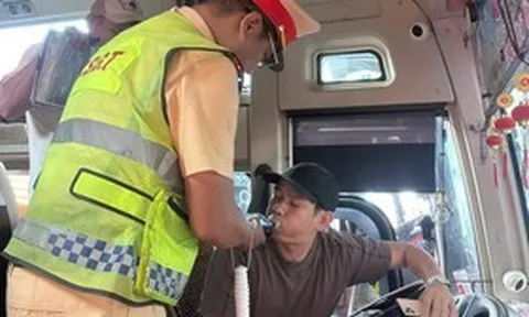 Không có khái niệm nghỉ lễ, CSGT Đà Nẵng căng mình giữ nhịp giao thông